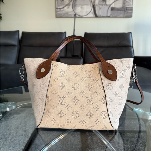 Authentic LV Hina PM Leather Handbag - Picture 3 of 8